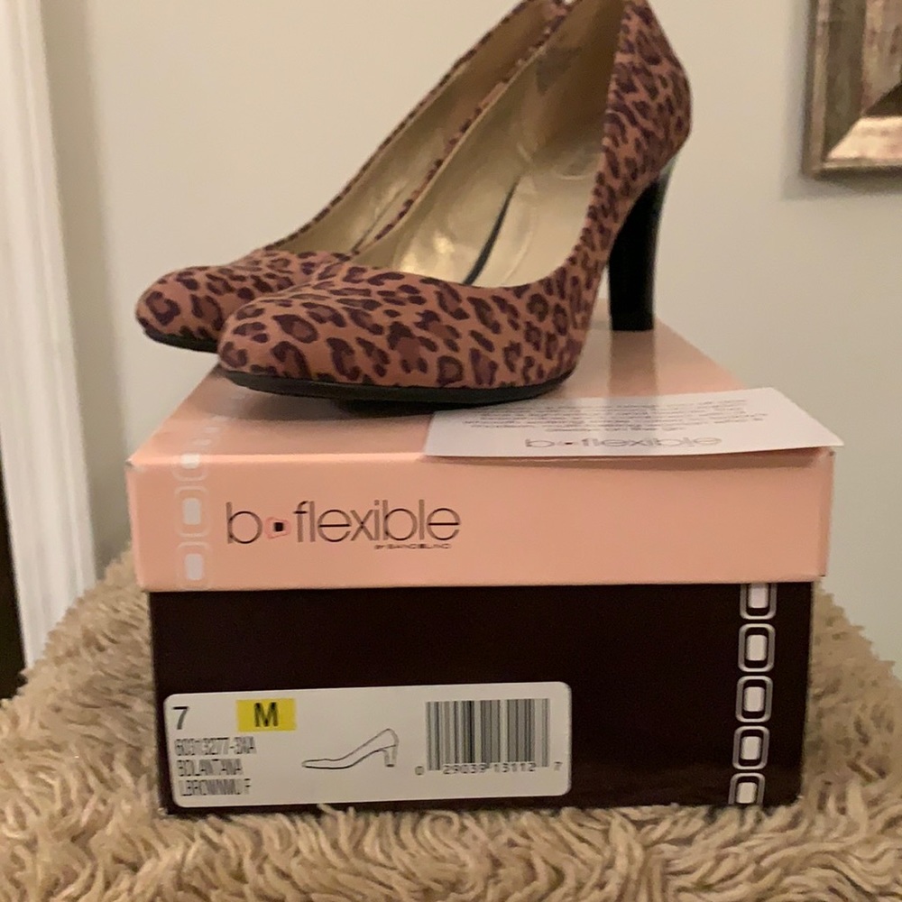 Bandolino B flexible leopard heels